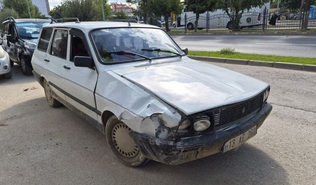 Yaya Geçidinde Otomobil ile Elektrikli Bisiklet Çarpıştı: 1 Yaralı
