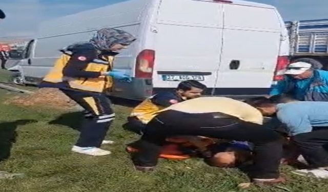 Gaziantep’te Kavşakta Feci Çarpışma! Kamyonet Refüje Çıktı, 2 Yaralı