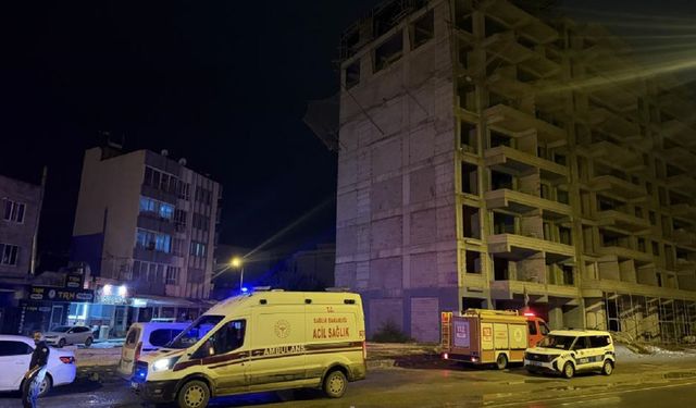Adıyaman'da 7 Kez Üst Geçitten Atlamak İsteyen Genç Bu Kez de İnşaatın Tepesine Çıktı!