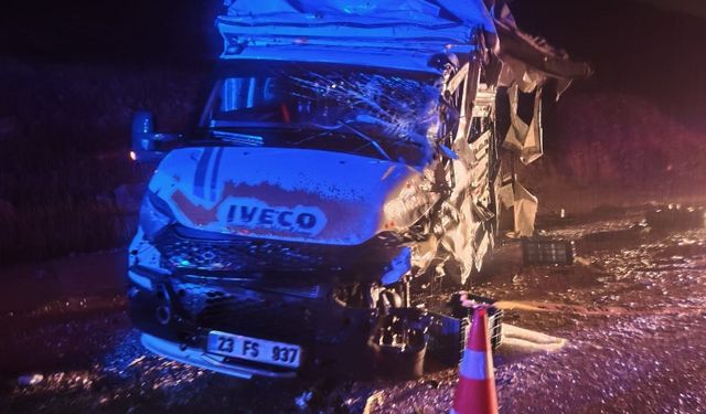 Malatya’da Gece Yarısı Kaza! Tır ile Minibüs Çarpıştı, 1 Kişi Yaralandı