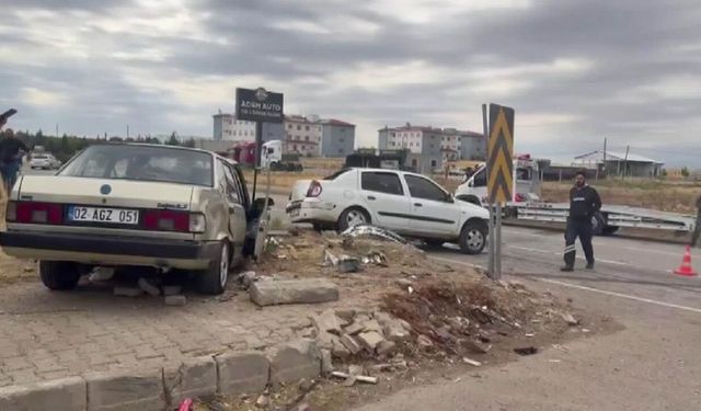 Kavşakta Feci Kaza! İki Otomobil Çarpıştı, 5 Kişi Yaralandı