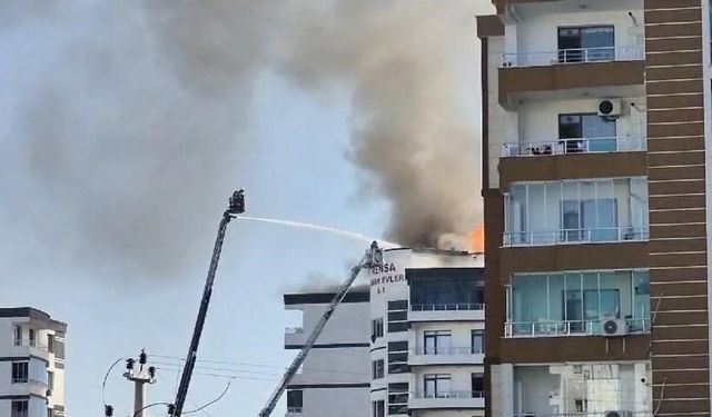 Site Çatısında Korkutan Yangın! Alevler Kısa Sürede Her Yeri Sardı