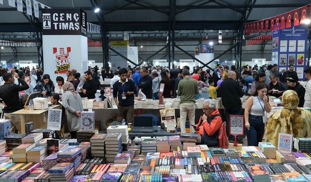 Malatya Kitap Fuarı’nda Dikkat Çeken Tablo! Ünlü Yazarlar Gençlerin İlgisine Hayran Kaldı