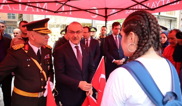 Malatya’da Cumhuriyet Coşkusu! Yeni Cami Meydanı’nda Bayraklar Dağıtıldı