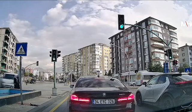 Malatya’da Feci Kaza Kamerada! İki Kadın Ölümden Döndü