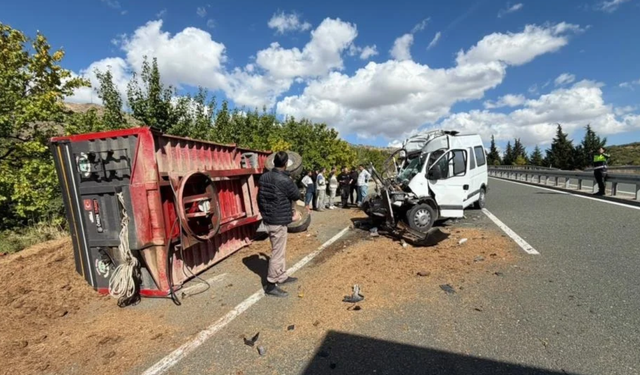 Elazığ-Malatya Yolunda Kaza! Traktör İle Minibüs Çarpıştı