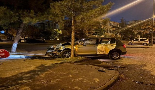 İki Araç Kavşakta Çarpıştı! SUV Ağaca Çarptı, 4 Yaralı