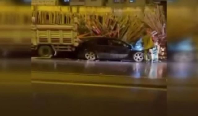 Diyarbakır’da Otomobil Kerestelerin Arasına Daldı! Kazada 2 Kişi Yaralandı