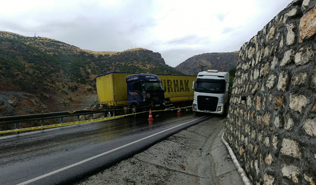 Malatya’da Yağış Kazayı Beraberinde Getirdi! Tır Bariyerlerde Askıda Kaldı