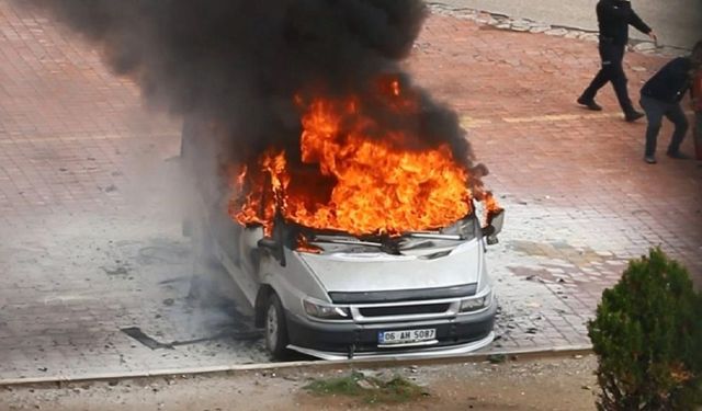 Hastane Bahçesinde Korkutan Yangın! Panelvan Alevlere Teslim Oldu
