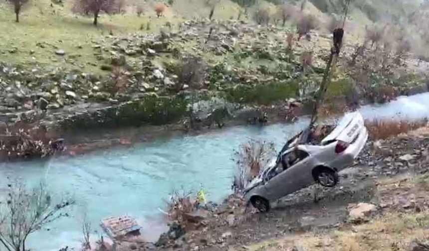 Habur Çayı’na düşen otomobil vinç yardımıyla çıkartıldı
