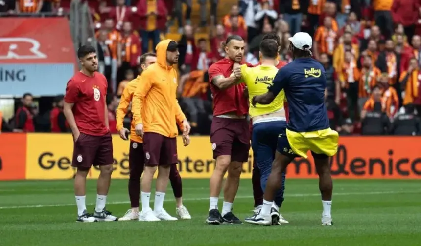 Derbi başlamadan saha karıştı