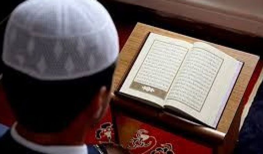 <p>Yüreklerde sevgi, yüzlerde tebessüm... Mevlid-i Nebi Haftası, tüm İslam aleminin bir araya gelerek rahmet peygamberi Hz. Muhammed'i (s.a.v.) andığı, onun örnek hayatından ilham aldığı özel bir zaman dilimidir.</p>
<p> Bu hafta, sadece bir doğum gününü kutlamak değildir. Aynı zamanda, insanlığa barış, merhamet ve kardeşlik mesajları getiren Peygamberimizin öğretilerini hatırlamak, hayatımıza uygulamak ve gelecek nesillere aktarmak için bir fırsattır.</p>
<p>Haberin devamı için diğer sayfayı tıklayınız...</p>