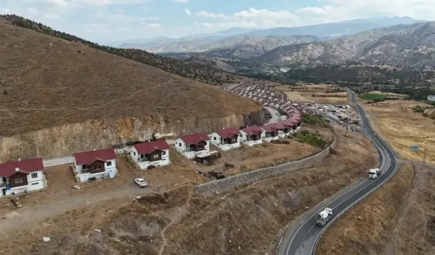 <p>Elazığ'ın Sivrice ilçesinde 24 Ocak 2020'de meydana gelen 6,8 büyüklüğündeki depremden etkilenen Malatya'nın Pütürge ile Doğanyol ilçelerinde üç yılda yapılan yatırımlarla depremin izleri silindi.</p>
<p>Haverin devamı için diğer sayfaya geçiniz!</p>