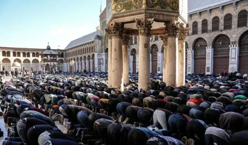Suriyeliler cuma namazı için Emevi Camii’ne akın etti