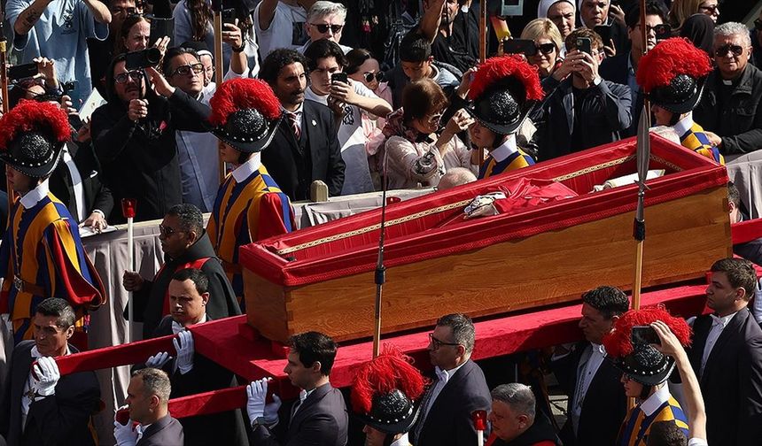 Papa Franciscus'un naaşı taziye ziyaretlerine açıldı