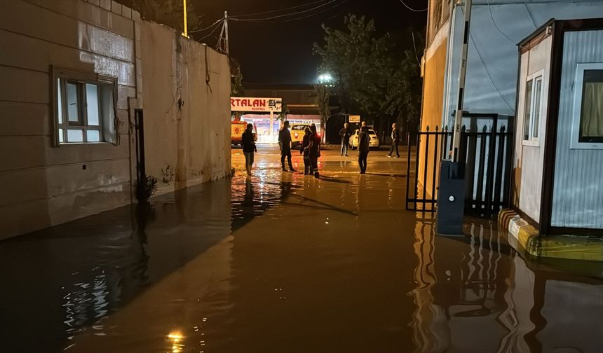 Siirt'te etkili olan şiddetli yağış su baskınlarına neden oldu