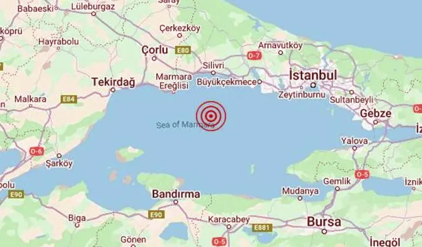 İstanbul'daki deprem anı güvenlik kameralarına yansıdı