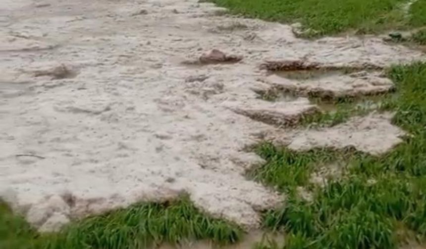 Sivas’ta sağanak ve dolu yağışı sonrası dere taştı