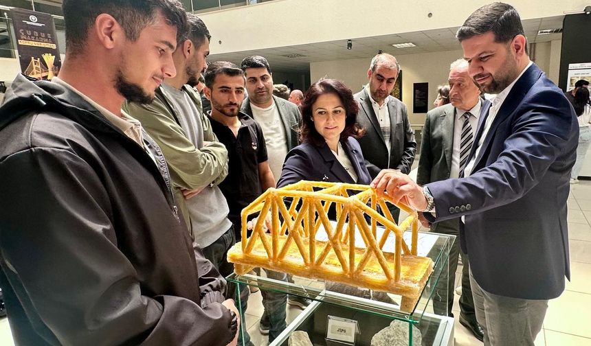 Malatya’da çubuk makarnadan köprü yapıldı!