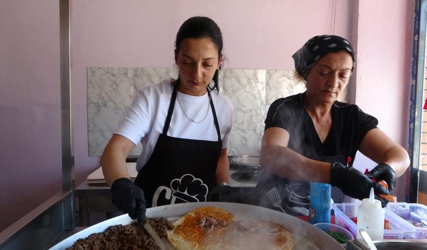 Malatya'nın İlk Kadın Tantuni Ustası: İsmihan Kaçar Önyargıları Dürümle Sarıyor