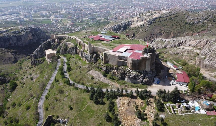 Elazığ'da tarihi Harput Kalesi'nde 2025 yılı kazı sezonu başladı