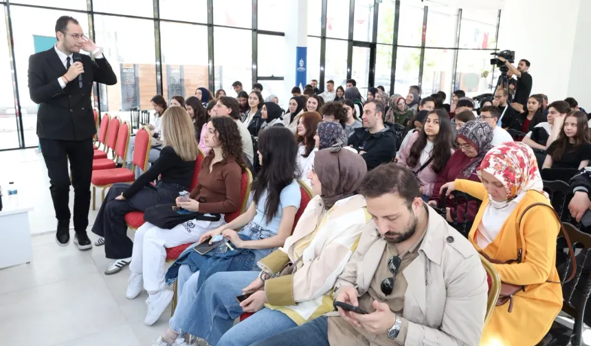 Prof. Dr. Samur, gençlerle yapay zekâyı konuştu