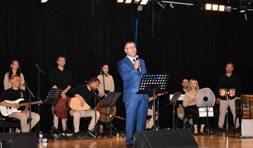 Başsavcı Korkmaz türkü söyledi, büyük alkış topladı