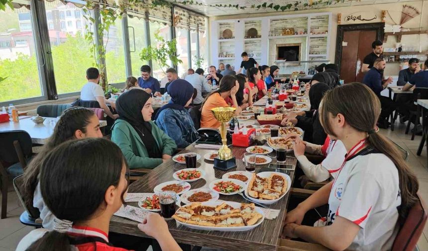Bitlis'te kız voleybol takımları beldeye 2 kupa kazandırdı
