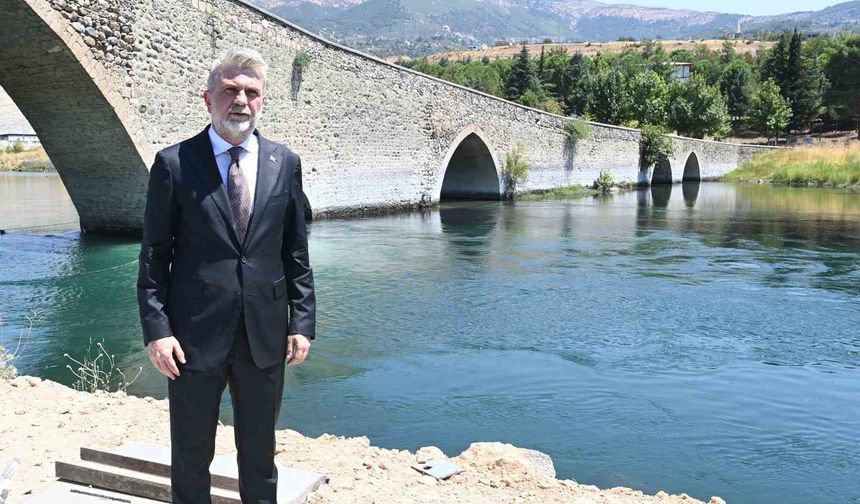 Depremde hasar gören 500 yıllık köprüde sona yaklaşıldı