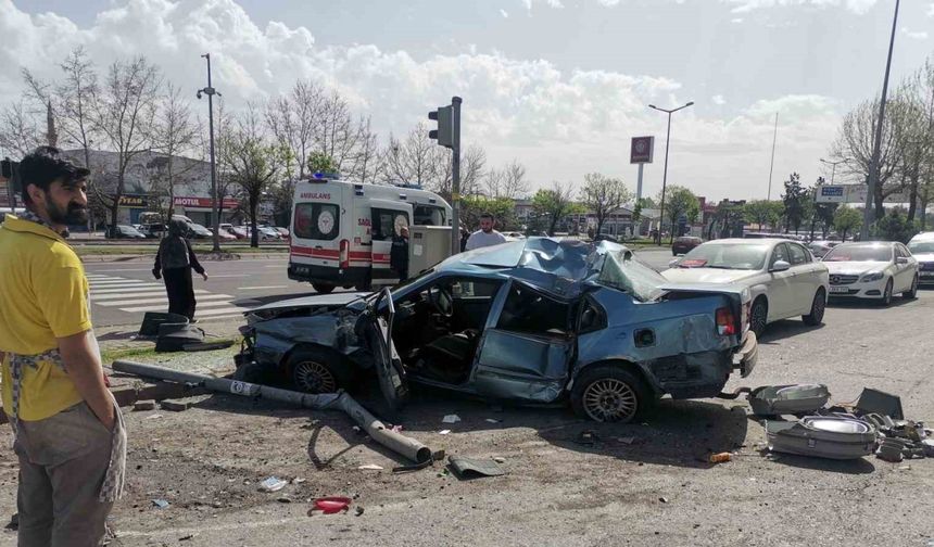 Kayseri'de kamyonet ile otomobil çarpıştı