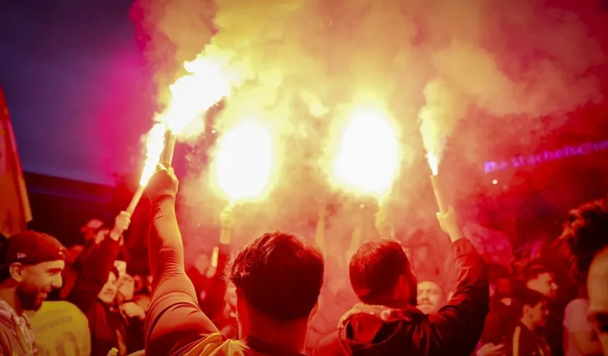 Galatasaray'ın kutlamalarında olay : 33 polis yaralandı