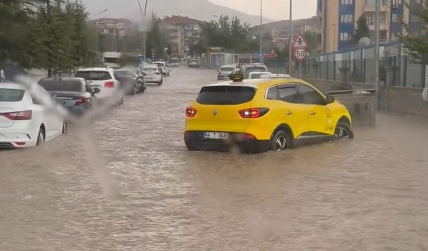 Malatya’da sağanak yağış: Altyapı çöktü, yollar göle döndü