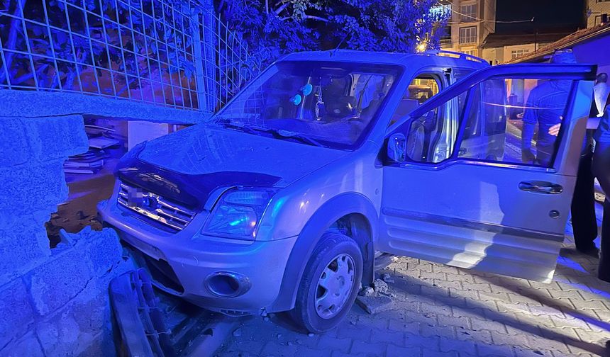 Malatya'da kontrolden çıkan araç bahçe duvarına çarptı: 1 yaralı
