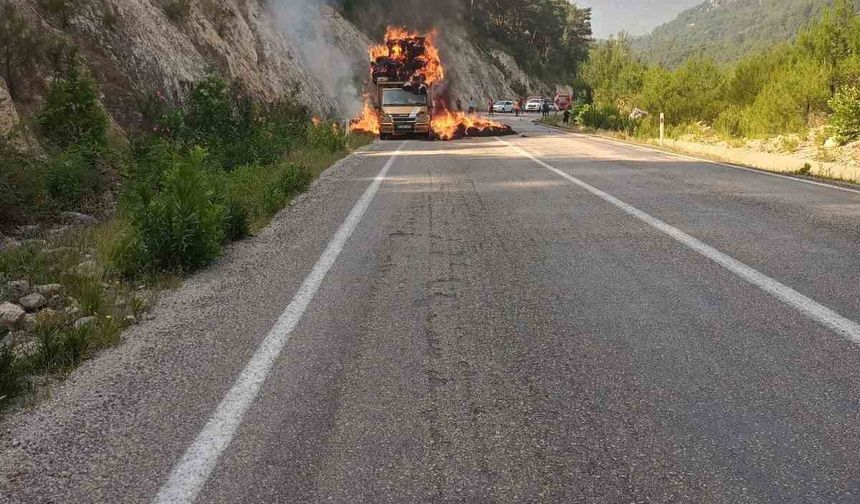 Adana'da saman yüklü araç alev alev yandı