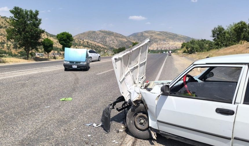 Adıyaman'da İki otomobil çarpıştı: 2 yaralı