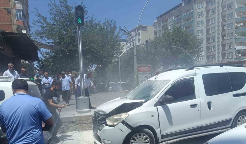 Batman’da seyir halindeki araç önce kaza yaptı ardından alev aldı