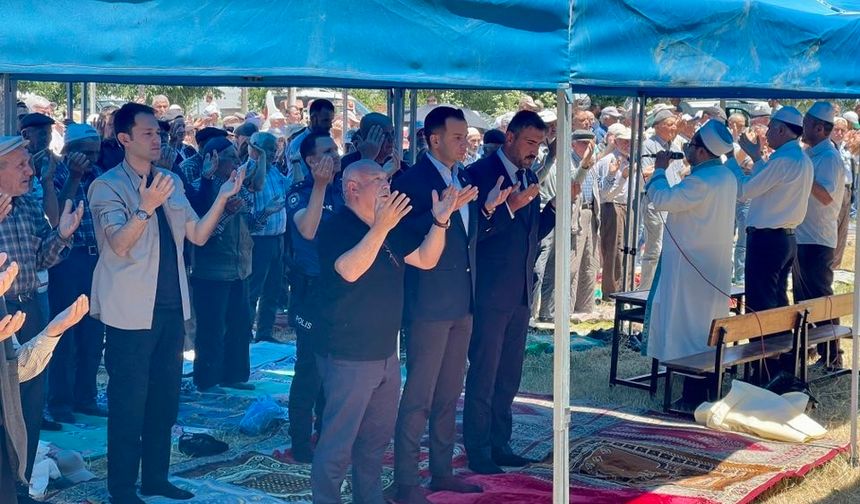 Çiftçinin yağmur duasına ilgisi büyük!