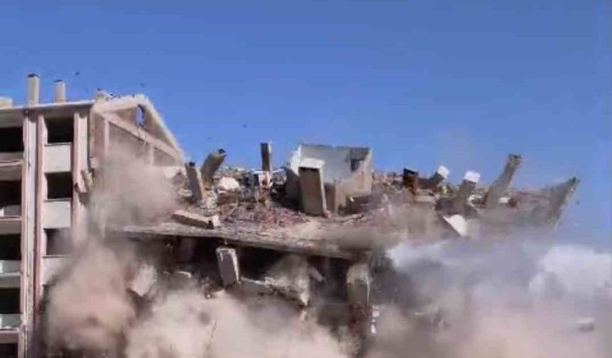 Elazığ’da ağır hasarlı bina tek dokunuşta yerle bir oldu