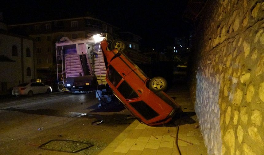 Minibüsle çarpışan araç 5 metre yükseklikten aşağı uçtu: 1 yaralı