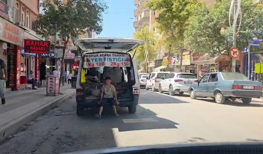 Çocuğun araç arkasındaki tehlikeli yolculuğu kamerada