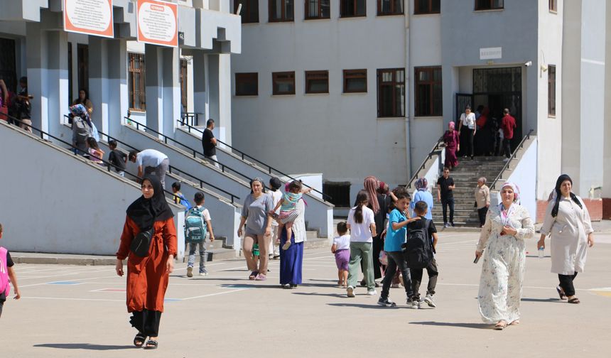Okulların açılmasına 2 gün kala ağır hasarlı olduğu anlaşılan okul taşındı!