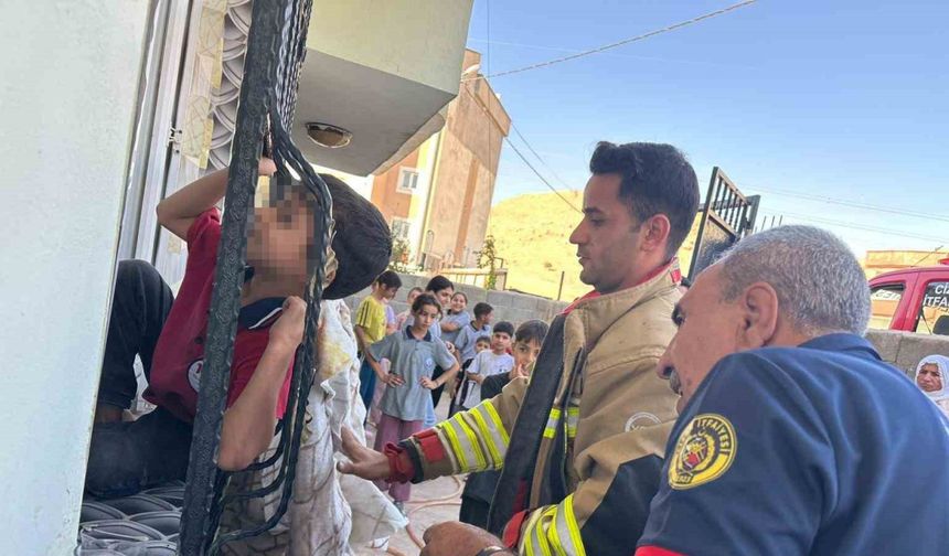 Kafası pencerenin demir korkuluğuna sıkışan çocuğu itfaiye ekipleri kurtardı