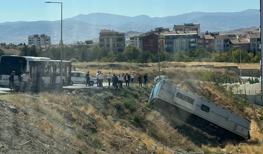 Park halindeki otobüs şarampole yuvarlandı