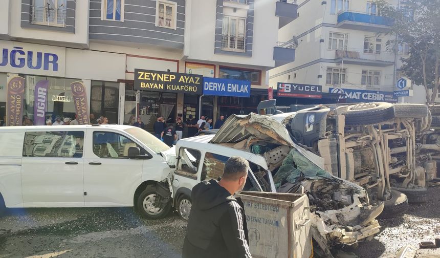 Malatya’da kontrolden çıkan kamyon 12 aracı biçti: 4 yaralı