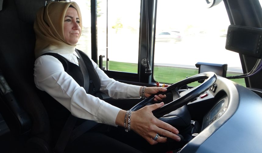 Malatya’da ‘kadın isterse’ diyerek trambüste direksiyon salladı