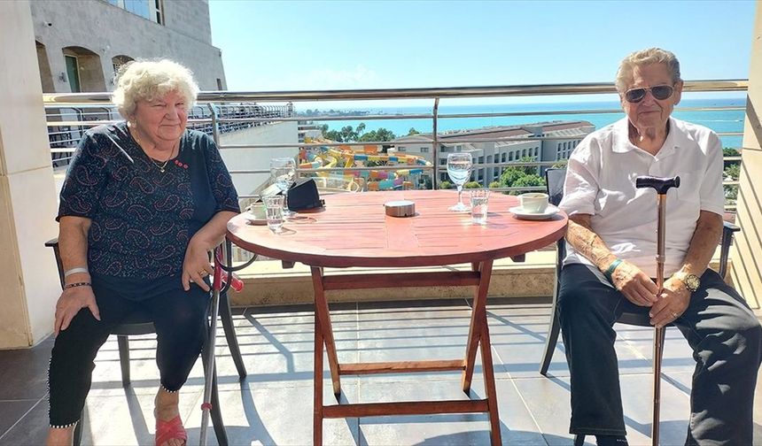 Alman çift 28 yıldır tatil için Antalya'yı tercih ediyor