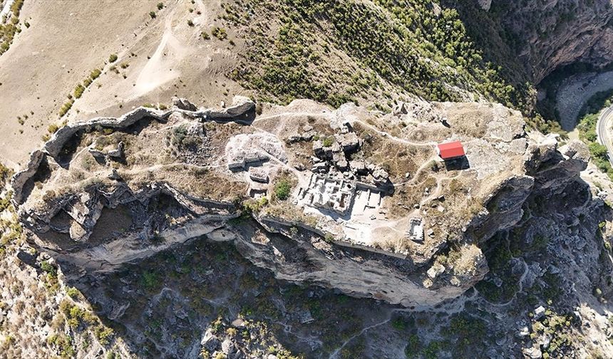 Gevhernik Kalesi'nde mezar odası bulundu
