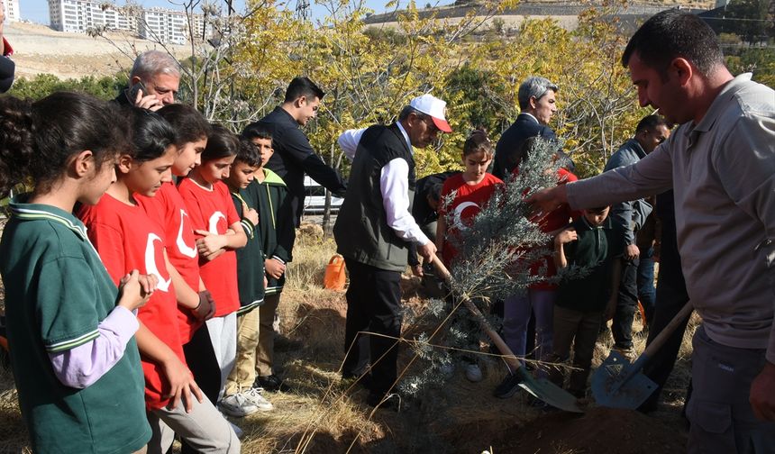 Malatya'da Cumhuriyet'in 102. yılında 102 fidan dikildi