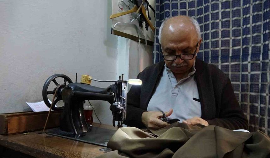 Ustasının emanetiyle 50 yıldır terzilik yapıyor